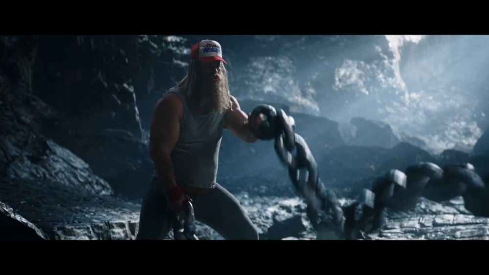 Thor entrenando en el tráiler de Thor: Love & Thunder