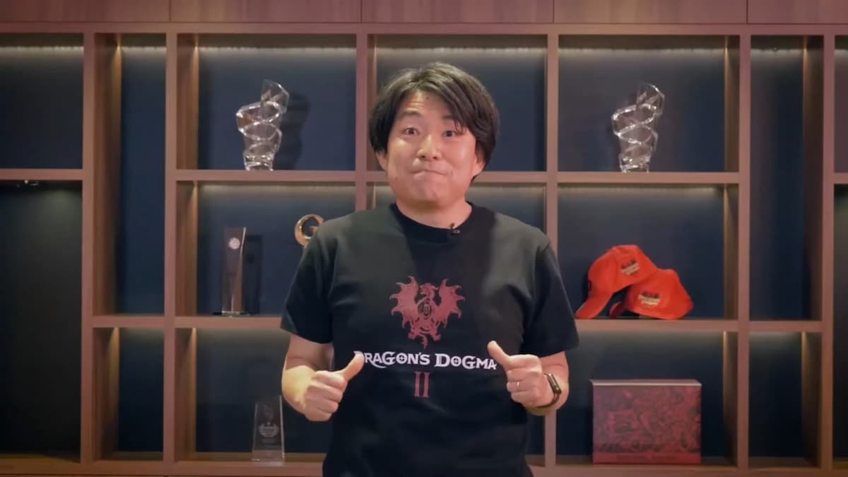 Hideaki Itsuno con camiseta de dragon's dogma 2