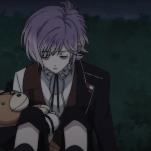 Yui estando triste y sosteniendo un osito de peluche.