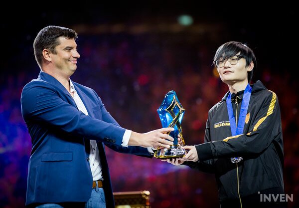 LoL-Tian-Finals-MVP "class =" lazy lazy-hidden wp-image-459338 "srcset =" https://images.mein-mmo.de/magazin/medien/2020/01/LoL-Tian-Finals- MVP.jpeg 600w, https://images.mein-mmo.de/magazin/medien/2020/01/LoL-Tian-Finals-MVP-300x209.jpeg 300w, https://images.mein-mmo.de/ magazine / media / 2020/01 / LoL-Tian-Finals-MVP-150x104.jpeg 150w "data-lazy-tamaños =" (ancho máximo: 600px) 100vw, 600px "> Aquí el Tian recibe el premio como MVP de la final. Fuente de la imagen: Inven

<p>El único Tian de 19 años brilló con actuaciones constantes de clase mundial en Jungle by LoL. Desarmó a la élite mundial en la posición de la jungla, incluidos Broxah de Fnatic y Jankos de G2 Esports. Tian llevó a su equipo a la victoria. Incluso fue nombrado MVP Finals.</p><div class=