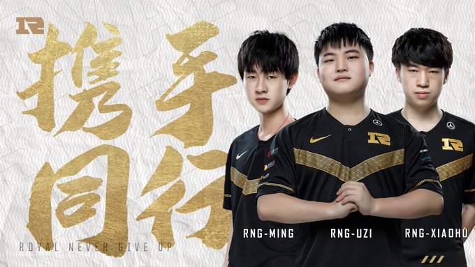 Jugador superior de RNG "class =" lazy lazy-hidden wp-image-457472 "srcset =" https://images.mein-mmo.de/magazin/medien/2020/01/RNG-Topkonto.jpg 680w, https: / /images.mein-mmo.de/magazin/medien/2020/01/RNG-Top players-300x169.jpg 300w, https://images.mein-mmo.de/magazin/medien/2020/01/RNG-Top players- 150x84.jpg 150w "data-lazy-tamaños =" (ancho máximo: 680px) 100vw, 680px "> Los mejores jugadores actuales de RNG.    

<h2>De 1 p.m. a 4 a.m., todo gira en torno a LoL</h2>
<p><strong>Así es la vida cotidiana: </strong>El gerente del equipo de eSports, Bi Lianli, habla de 14 horas al día y 7 veces a la semana en la fase de temporada de calor. Antes del Campeonato Mundial, LoL Worlds 2019, el equipo se había preparado durante tres meses con un duro programa de entrenamiento diario.</p>
<p>Los jugadores de RNG tuvieron este proceso en los 3 meses anteriores al Mundial:</p>
<ul>
<li>Se despiertan a la 1 p.m. y exprimen una hora de entrenamiento en solitario antes del entrenamiento del equipo hasta las 5 p.m.</li>
<li>Luego hay algo para comer, salen a caminar, se bañan, entrenan nuevamente desde las 7 p.m.</li>
<li>Alrededor de las 11 p.m. hay peleas de entrenamiento contra otros equipos.</li>
<li>Finalmente, los profesionales aún pueden entrenar de forma independiente hasta las 4 a.m., antes de irse a dormir.</li>
</ul>
<p>El gerente del equipo dice que es costumbre entrenar hasta altas horas de la noche: este es el procedimiento habitual para todos los jugadores.</p>
<p>Un médico y un fisioterapeuta están presentes y vigilan a los jugadores.</p>
<p><strong>¿Ayudó? </strong>Los LoL Worlds ya se han jugado. En LoL Worlds, RNG fue eliminado en la fase grupal a pesar de las muchas sesiones de entrenamiento.</p>
<h2>Nuestro objetivo es ganar, no divertirnos</h2>
<p><strong>Quien quiere ser</strong> Según el gerente del equipo, RNG tiene una escuela de capacitación en Shanghái donde cientos de adolescentes se postulan cada año, pero casi nadie puede pasar:</p>
<p>“Nuestro objetivo es ganar, no divertirnos. Todos quieren ganar. También hay presión grupal. Esta es la razón por la cual de cada 100 personas que se registran, casi ninguna pasa. El proceso es muy difícil ".</p>
<p> Bi Lianli, Team Manager RNG     </p>
<h3>Fin de carrera en LoL profesionales a los 24</h3>
<p><strong>¿Cuándo se detienen los jugadores? </strong>El gerente dice que la mayoría de los atletas de eSports en China son menores de 22 años. Muchos dejarían de fumar a los 24:</p>
<p>"Como regla general, un jugador de 24 años se considera demasiado viejo para ser un atleta de eSports".</p>
<p> Bi Lianli     <img decoding=