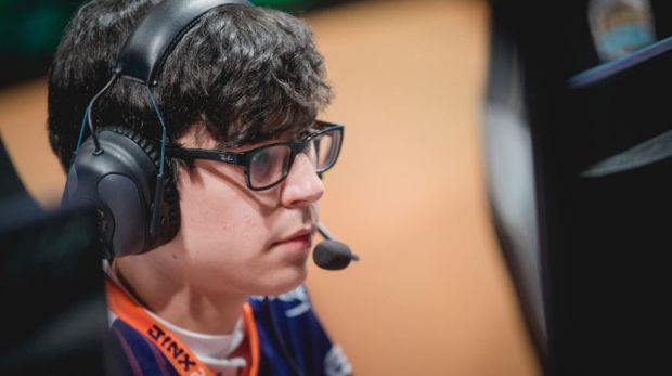 Auriculares LoL-Dardoch "class =" lazy lazy-hidden wp-image-449248 "srcset =" http://dlprivateserver.com/wp-content/uploads/2020/06/El-jugador-LoL-brilla-en-Europa-falla-en-los-Estados.jpg 620w, https : //images.mein-mmo.de/medien/2019/12/LoL-Dardoch-Headset-300x168.jpg 300w, https://images.mein-mmo.de/medien/2019/12/LoL-Dardoch- Headset-150x84.jpg 150w "data-lazy-tamaños =" (ancho máximo: 620px) 100vw, 620px "> Este es el Jungler Dardoch, las esperanzas de TSM descansaban en él. No fue tan bien.    

<p><strong>Así se sentía Kobbe personalmente</strong>: Dane, de 23 años, dice que sacrificó todo para ir a los EE. UU., Dejó amigos, familiares y todo lo demás en Europa. Las primeras 3 semanas se vieron bien y TSM se divirtió como equipo, pero luego comenzaste a discutir dentro del equipo y apareció Covid-19.</p>
<p>Todas sus víctimas solo tendrían sentido si hubieran tenido éxito, dice Kobbe. Pero cuando el Equipo Solo perdió a Mid, Kobbe sintió que había renunciado a todo "por nada" y como si su vida no tuviera sentido.</p>
<p>Kobbe dice que cuando lo pusieron en el banquillo, sintió que los miembros de su equipo no querían tener nada más que ver con él. Kobbe se quedó despierto hasta las 4 a.m. para hablar con sus amigos y familiares en Europa.</p>
<p>    LoL: Cualquiera que se mude de la UE a los EE. UU. Deja de ganar, dice el mejor entrenador alemán    </p>
<h2>Novia, trabajo desaparecido y encierro</h2>
<p><strong>Ese fue el punto bajo: </strong>Después de abandonar los playoffs contra Team FlyQuest, Kobbe se enteró de que Team Solo Mid planeaba fichar a la estrella de LoL, Doublelift, un ex jugador del equipo. Kobbe lo encontró simplemente injusto.</p>
<p>Eso me puso triste. Renuncié a mi vida para estar con Team Solo Mid en América del Norte, hice mi mejor esfuerzo y realmente no creo que fuera la razón por la que no funcionó como equipo. Honestamente, realmente duele.</p>
<p>Kobbe después de escuchar que el doble elevador lo está reemplazando    </p>
<p>Kobbe dice que el mes siguiente fue lo peor de su vida. La pandemia golpeó fuerte, por lo que fue encerrado en su departamento. Su novia había regresado a Europa, había perdido su trabajo y estaba solo las 24 horas todos los días.</p>
<p><strong>Así es como continúa: </strong>El tiempo de sufrimiento en los Estados Unidos ha llegado a su fin. Kobbe está de regreso en Europa y juega para el equipo de Misfits. </p>
<p>Él dice que está muy feliz de estar de regreso en Europa y pasar tiempo con los miembros de su equipo aquí. Kobbe agradece a sus fanáticos de Europa que le han enviado muchas noticias positivas en su momento difícil. Estaba muy agradecido por eso.</p>
<p>    <img decoding=