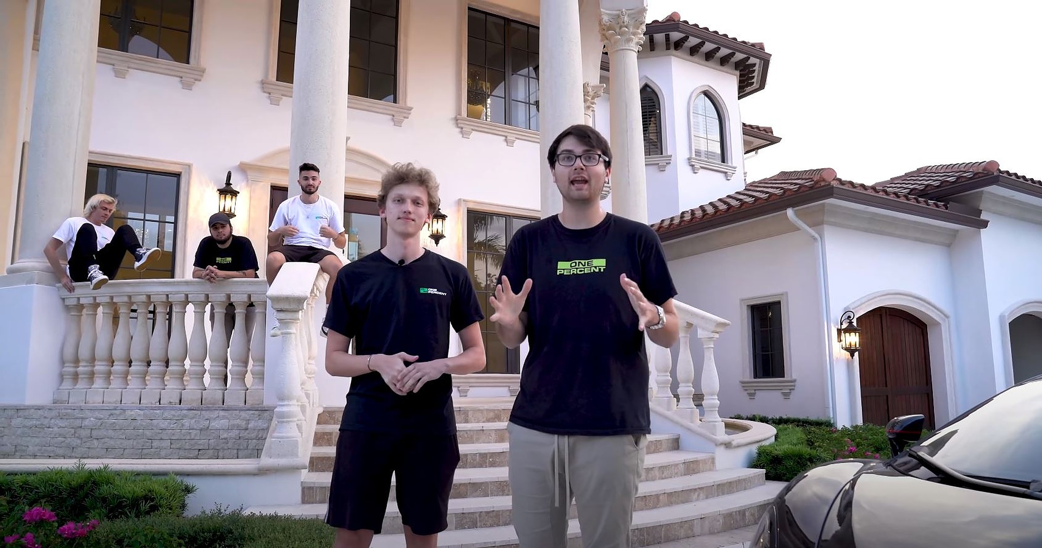 6 Fortnite-YouTubers compran una villa y la muestran con orgullo, esto desencadena una discusión