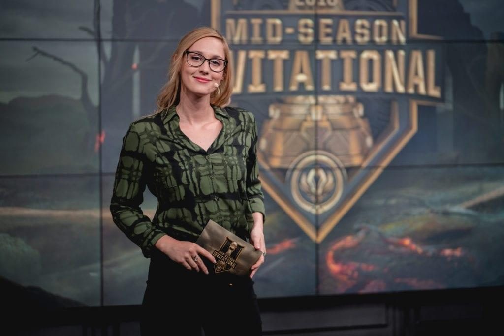 Moderador LoL-Sjokz "class =" lazy lazy-hidden wp-image-338549 "srcset =" https://images.mein-mmo.de/medien/2019/04/LoL-Sjokz-Moderatorin.jpg 1024w, https : //images.mein-mmo.de/medien/2019/04/LoL-Sjokz-Moderatorin-150x100.jpg 150w, https://images.mein-mmo.de/medien/2019/04/LoL-Sjokz- Moderator-300x200.jpg 300w, https://images.mein-mmo.de/medien/2019/04/LoL-Sjokz-Moderatorin-768x512.jpg 768w "data-lazy-tamaños =" (ancho máximo: 1024px) 100vw, 1024px "> El moderador Sjokz. También dijo que estaba terriblemente decepcionada.
<p><strong>Eso está detrás de esto: </strong>Por el momento, algunas ciudades quieren convertirse en el "centro mundial de los deportes electrónicos". El deporte electrónico se considera un "negocio futuro", con el que ganará mucho dinero en unos años si miles de personas hacen una peregrinación a la Copa Mundial de LoL y luego dejan su dinero allí en la capital del "deporte electrónico". Debería pasar la noche allí en los hoteles, ir por comidas y bebidas caras y tal vez incluso ir de compras. Diferentes ciudades de todo el mundo sueñan con convertirse en "la nueva Las Vegas de los deportes electrónicos".</p>
<p>Es por eso que el deporte electrónico es también un pilar de la nueva "mega" ciudad de Arabia Saudita. Eso encajaría temáticamente.</p>
<p>Pero el acuerdo entre LEC y NEOM fue visto por los críticos como algo a lo que se vendió el LEC, y a un socio con el que el personal y la comunidad de Riot Games no estaban de acuerdo en absoluto.</p>
<p>Aparentemente, Riot Games subestimó que sus propios empleados harían que el tema fuera tan ruidoso. Estos incluyen las "caras de la LEC", los lanzadores y comentaristas, algunos de los cuales tienen grandes cuentas en las redes sociales. Eso tenía una fuerza que obviamente no se veía en Riot Games.</p>
<p> <img decoding=