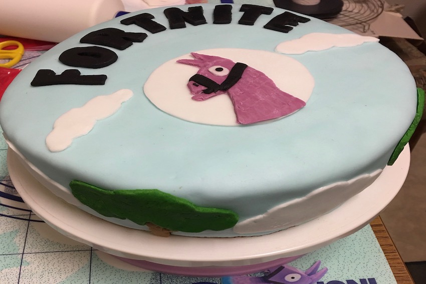 Fortnite-cake-decoration-ready "class =" lazy lazy-hidden wp-image-455141 "srcset =" https://images.mein-mmo.de/medien/2019/12/Fortnite-Torte-dekoration-ready. jpeg 850w, https://images.mein-mmo.de/medien/2019/12/Fortnite-Torte-dekoration-verbind-300x200.jpeg 300w, https://images.mein-mmo.de/medien/2019/ 12 / Fortnite-cake-decoration-ready-150x100.jpeg 150w, https://images.mein-mmo.de/medien/2019/12/Fortnite-Torte-dekoration-verbind-768x512.jpeg 768w "data-lazy- tamaños = "(ancho máximo: 850px) 100vw, 850px