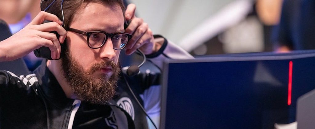 LoL-Bjergsen-1080x445 "class =" lazy lazy-hidden wp-image-464867 "srcset =" https://images.mein-mmo.de/medien/2020/01/LoL-Bjergsen-1080x445-1-1024x422. jpg 1024w, https://images.mein-mmo.de/medien/2020/01/LoL-Bjergsen-1080x445-1-300x124.jpg 300w, https://images.mein-mmo.de/medien/2020/ 01 / LoL-Bjergsen-1080x445-1-150x62.jpg 150w, https://images.mein-mmo.de/medien/2020/01/LoL-Bjergsen-1080x445-1-768x316.jpg 768w, https: // images.mein-mmo.de/medien/2020/01/LoL-Bjergsen-1080x445-1.jpg 1080w "data-lazy-size =" (max-width: 1024px) 100vw, 1024px "> Bjergsen es el más popular y conocido Jugador de LoL en el oeste, pero apenas tiene la oportunidad de romper nada con TSM.   

<h2>Casi ninguna posibilidad para Europa y EE. UU. Fuera de G2 Esports</h2>
<p><strong>¿Donde están los otros? </strong>Los 4 primeros tienen probabilidades entre 1: 2.75 – Top Esports) y 1: 8.5 (G2 Esports). Luego baja.</p>
<ul>
<li>Los equipos de Estados Unidos tienen pocas posibilidades de romper cosas. Team Solo Mid y Team Liquid solo ocupan el puesto 11 con 1:81.</li>
<li>Fnatic también es como un forastero en 1:31.</li>
</ul>
<p>6 de los 7 principales favoritos en LoL Worlds 2020 provienen de Asia.</p>
<p><strong>¿Quién será la estrella del torneo?</strong> Hay mucho que sugiere que un midlaner será el centro de atención nuevamente en 2020 y qué tan bien armoniza con el jungler.</p>
<p>En 2019, el midlaner Doinb se convirtió en la estrella del torneo, pero su jungla, Tian, ​​fue el MVP de la final. Podría ser similar este año.</p>
<p>Los favoritos aquí son claramente Knight de Top Esports, Showmaker de JD Gaming y Caps de G2 Esports. Debes prestar especial atención a los 3.</p>
<p>Lo sorprendente es que las 3 posibles superestrellas del torneo tienen solo 19 o 20 años. Aquí en Europa tenemos la sensación de que conocemos a Caps y su malvado hermano gemelo Craps desde hace mucho tiempo. Probablemente conoceremos a Showmaker y Knight pronto.</p>
<p>    <img decoding=