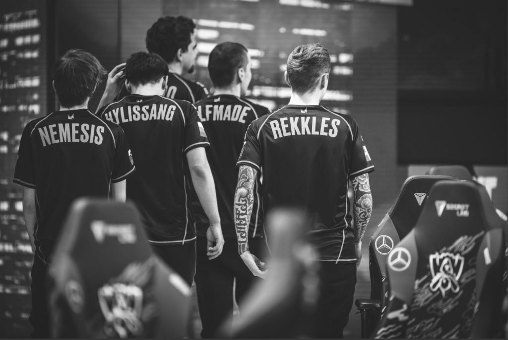 LoL-Fnatic "class =" wp-image-581175 "srcset =" http://dlprivateserver.com/wp-content/uploads/2020/10/1603014225_481_2.4-millones-ven-la-batalla-epica-de-Fnatic-en-LoL.jpg 1024w, https: //images.mein -mmo.de/medien/2020/10/LoL-Fnatic-300x201.jpg 300w, https://images.mein-mmo.de/medien/2020/10/LoL-Fnatic-150x100.jpg 150w, https: / /images.mein-mmo.de/medien/2020/10/LoL-Fnatic-768x514.jpg 768w, https://images.mein-mmo.de/medien/2020/10/LoL-Fnatic-1536x1028.jpg 1536w , https://images.mein-mmo.de/medien/2020/10/LoL-Fnatic.jpg 1822w "tamaños =" (ancho máximo: 1024px) 100vw, 1024px "> Fnatic perdió valientemente, pero perdió.   

<h2>El moderador elogia a Fnatic: los demonios pueden ser asesinados</h2>
<p><strong>¿Qué pasa con el lanzador? </strong>El belga Eefje "Sjokz" Depoortere es un ardiente seguidor de la liga europea LEC. El lanzador también apareció en comerciales de la liga.</p><div class=