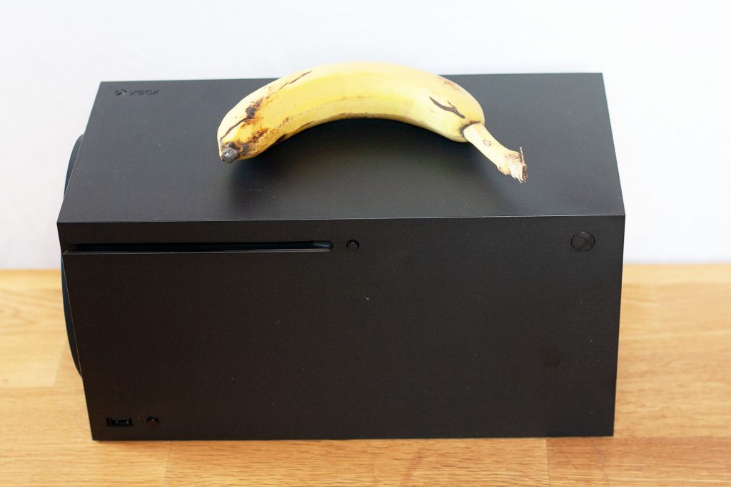 Xbox-Series-X-Banana "data-id =" 609586 "data-full-url =" https://images.mein-mmo.de/medien/2020/10/Xbox-Series-X-Banane.jpg " data-link = "https://mein-mmo.de/xbox-series-x-banane/" class = "wp-image-609586" srcset = "https://images.mein-mmo.de/medien/ 2020/10 / Xbox-Series-X-Banane-1024x683.jpg 1024w, https://images.mein-mmo.de/medien/2020/10/Xbox-Series-X-Banane-300x200.jpg 300w, https: //images.mein-mmo.de/medien/2020/10/Xbox-Series-X-Banane-150x100.jpg 150w, https://images.mein-mmo.de/medien/2020/10/Xbox-Series -X-Banana-768x512.jpg 768w, https://images.mein-mmo.de/medien/2020/10/Xbox-Series-X-Banane-1536x1024.jpg 1536w, https://images.mein-mmo .de / medien / 2020/10 / Xbox-Series-X-Banane.jpg 1920w "tamaños =" (ancho máximo: 1024px) 100vw, 1024px "></li>
</ul>
<p>También sé que queda una sola pregunta en la mente. ¿Cómo terminó eso con el perro y el plátano?</p>
<p>Y aquí te puedo tranquilizar. Ningún perro resultó herido en la sesión de fotos y no quedó con el estómago quejándose. Kyra tuvo un final feliz.</p>
<p>    <img decoding=