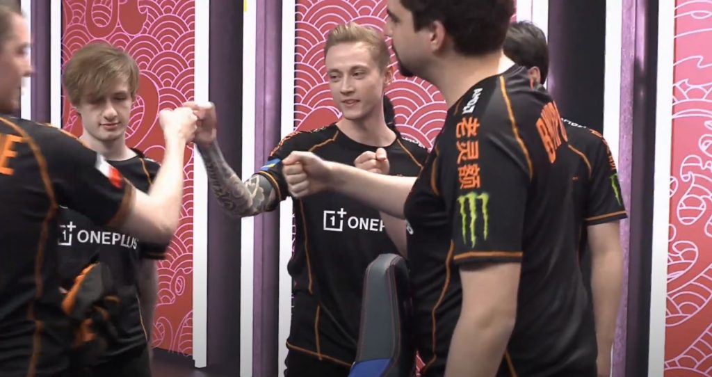 Fnatic-Spiel2 "class =" wp-image-581177 "srcset =" http://dlprivateserver.com/wp-content/uploads/2020/10/2.4-millones-ven-la-batalla-epica-de-Fnatic-en-LoL.jpg 1024w, https: //images.mein -mmo.de/medien/2020/10/Fnatic-Spiel2-300x159.jpg 300w, https://images.mein-mmo.de/medien/2020/10/Fnatic-Spiel2-150x79.jpg 150w, https: / /images.mein-mmo.de/medien/2020/10/Fnatic-Spiel2-768x406.jpg 768w, https://images.mein-mmo.de/medien/2020/10/Fnatic-Spiel2-1536x812.jpg 1536w , https://images.mein-mmo.de/medien/2020/10/Fnatic-Spiel2.jpg 1813w "tamaños =" (ancho máximo: 1024px) 100vw, 1024px "> Fnatic de buen humor después del juego 2 con Corona -Fistbumps.   

<p>Por un momento pareció que la historia de LoL giraba por completo aquí y Europa de repente dominaba Asia. Eso habría sido una gran sorpresa, pero desafortunadamente la racha continuó después del Partido 2.</p>
<p>Los juegos 3 y 4 fueron la lección de Jungler Karsa, quien demostró su clase:</p>
<ul>
<li>Obtuvo 9 asistencias en el partido 3 de Lee Sin, mientras que Jackey Love recogió las muertes de Ezreal.</li>
<li>  En Match 4, Karsa se dominó a sí mismo, jugó contra Nidalee y consiguió 10 fuertes asesinatos. Ahora Fnatic parecía quedarse sin ideas.</li>
</ul>
<p><img decoding=