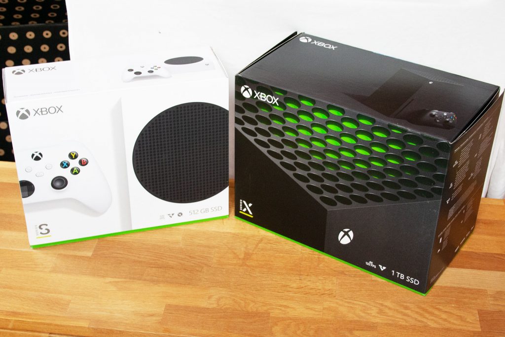 Xbox-Series-X-Series-S-cartons-side-by-side "class =" wp-image-609595 "srcset =" https://images.mein-mmo.de/medien/2020/10/Xbox-Series-X- Series-S-Kartons-paralelo-1024x683.jpg 1024w, https://images.mein-mmo.de/medien/2020/10/Xbox-Series-X-Series-S-Kartons-nebenhaben-300x200.jpg 300w, https://images.mein-mmo.de/medien/2020/10/Xbox-Series-X-Series-S-Kartons-nebenhaben-150x100.jpg 150w, https://images.mein-mmo.de/medien /2020/10/Xbox-Series-X-Series-S-Kartons-nebenhaben-768x512.jpg 768w, https://images.mein-mmo.de/medien/2020/10/Xbox-Series-X-Series- Cartones-S-uno al lado del otro-1536x1024.jpg 1536w, https://images.mein-mmo.de/medien/2020/10/Xbox-Series-X-Series-S-Kartons-nebenhaben.jpg 1920w "tamaños =" ( max-width: 1024px) 100vw, 1024px "> Se me permitió desempacar las dos cajas por ti    

<p></noscript>Pero no se preocupe, he registrado los detalles más importantes para usted, como las ranuras para la expansión de la memoria, los controladores y las consolas en una comparación de tamaño. Y ahora que estamos en Internet, también se incluye la famosa comparación "banana para escala". Como puede ver en la imagen de portada, no fue tan fácil con el plátano.</p>
<h2>La Xbox Series X en unboxing con sus detalles</h2>
<p>Comenzamos nuestra serie de fotos con la versión más grande y potente de las dos consolas: la Serie X. Como ya sabe, puede operar de pie, pero también acostado. Sin embargo, cuando está acostado, el soporte permanece en el dispositivo. Eso realmente no me molestó, ya que el costado de la consola en mi banco de TV casi no está iluminado de todos modos.</p>
<p>Los puse en el banco de televisión para ti y tomé algunas fotos.</p>
<ul class=