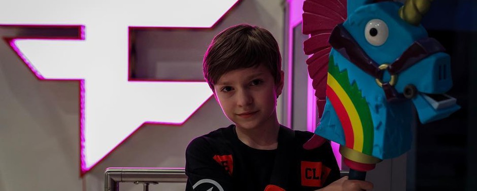 Fortnite-H1ghsky1 "class =" wp-image-353388 "srcset =" http://dlprivateserver.com/wp-content/uploads/2020/12/Fortnite-el-equipo-firma-a-ninos-de-8-anos-por.jpg 940w, https: //images.mein-mmo .de / medien / 2019/05 / Fortnite-H1ghsky1-150x60.jpg 150w, https://images.mein-mmo.de/medien/2019/05/Fortnite-H1ghsky1-300x120.jpg 300w, https: // imágenes .mein-mmo.de / medien / 2019/05 / Fortnite-H1ghsky1-768x307.jpg 768w "tamaños =" (ancho máximo: 940px) 100vw, 940px "> FaZe H1ghsky1 llegó a los titulares en 2019 como un profesional de Fortnite demasiado joven .   

<h2>Equipo en Hollywood con una villa de estudio de grabación como sede</h2>
<p><strong>¿Qué tipo de equipo es el que ficha a un niño de 8 años?</strong> Eso ya es extraño. Solo anunciaron la fundación de la organización de deportes electrónicos Team 33 en noviembre de 2020, también a través de su propio comunicado de prensa (a través de prnewswire).</p>
<p>Al parecer, el Equipo 33 es un equipo con sede en Hollywood. Un estudio de sonido en Hollywood Hills, la "Casa 33", una lujosa villa, sirve como "sede" del equipo.</p>
<p>Este estudio de grabación ahora también debería servir como una "instalación de entrenamiento de primera clase para jugadores".</p>
<p>El fundador y director ejecutivo de la empresa es Tyler Gallagher, que dirige una empresa de "moneda alternativa", algo como Bitcoin u oro.</p>
<p>Aparentemente, los deportes electrónicos se han identificado como un campo de inversión atractivo.</p>
<p>El equipo quiere anunciar su alineación oficial en 2021. Por el momento, el equipo aún es completamente desconocido en los deportes electrónicos y es visto con escepticismo.</p>
<p>Contenido editorial recomendado En este punto, encontrará contenido externo de YouTube que complementa el artículo Mostrar contenido de YouTube Doy mi consentimiento para que se me muestre contenido externo. Los datos personales se pueden transmitir a plataformas de terceros. Lea más sobre nuestra política de privacidad.</p>
<p> 				Enlace al contenido de YouTube 			 			</p>
<h2>¿Broma de relaciones públicas o una broma para engañar a los medios?</h2>
<p><strong>¿Qué tan serio es eso? </strong>Toda la situación parece dudosa. El sitio web del "Team 33" todavía está en construcción. Los enlaces a Discord no llevan a ninguna parte. No hay huella.</p>
<p>En cualquier caso, todo el sitio de deportes electrónicos parece como si se hubiera copiado gran parte del sitio web del estudio de sonido.</p>
<p>Sin embargo, uno parece tener una conexión con este estudio de grabación, "House 33". En el canal de Instagram del estudio de grabación, se compartió una foto de Gosu 33 con FaZe Banks, quien es el jefe de una gran organización de deportes electrónicos (a través de Instagram).</p>
<p>En general, la acción parece dudosa. O esto es una broma pura de relaciones públicas para llamar la atención porque sabes cuánto se enojará el público por el compromiso de un niño de 8 años. O incluso es un engaño, una broma.</p>
<p>Definitivamente se ha logrado el objetivo de que la gente hable del equipo. La noticia se discute internacionalmente:</p>
<ul>
<li>Muchos se preguntan por esta acción. Eso no podría ser bueno y saludable para un niño de 8 años.</li>
<li>a otros les molesta que cuando eran jóvenes no les pagaran tan bien por sus vastas habilidades en los videojuegos</li>
<li>Terceras personas dudan de que toda esta organización sea real, no parece real</li>
<li>y otros descartan esta experiencia como una locura más, que se atribuye a 2020, el año en el que todo se fue de alguna manera a los perros.</li>
</ul>
<p> <img decoding=