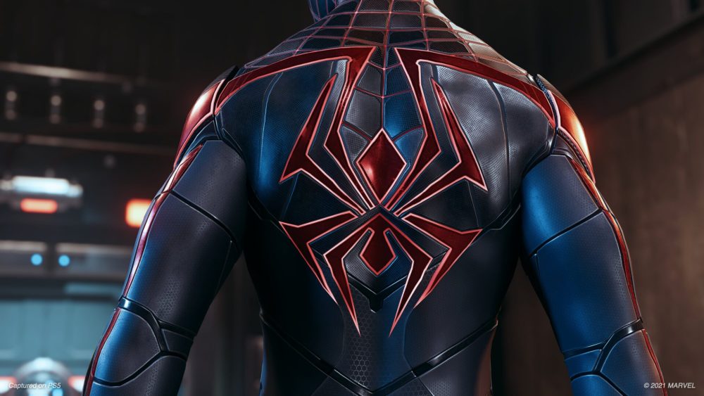 La espalda del traje de tecnología avanzada en Spider-Man Mile Morales