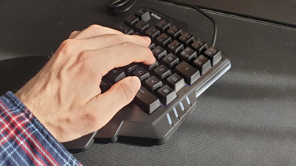 Comenzar Colector suficiente Compré un teclado de una mano para mi PS4 y PC, así de bueno es el teclado  por 25 €