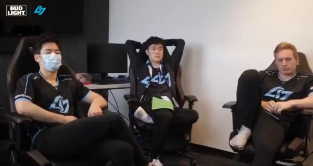 lol-clg-depressed "class =" wp-image-698813 "srcset =" http://dlprivateserver.com/wp-content/uploads/2021/07/LoL-profesional-de-24-anos-dice-que-se-derrumbo-llorando.jpg 1024w, https: / /images.mein-mmo.de/medien/2021/07/lol-clg-deprimiert-300x159.jpg 300w, https://images.mein-mmo.de/medien/2021/07/lol-clg-deprimiert- 150x80.jpg 150w, https://images.mein-mmo.de/medien/2021/07/lol-clg-deprimiert-768x408.jpg 768w, https://images.mein-mmo.de/medien/2021/ 07 / lol-clg-deprimiert-1536x817.jpg 1536w, https://images.mein-mmo.de/medien/2021/07/lol-clg-deprimiert-2048x1089.jpg 2048w "tamaños =" (ancho máximo: 1024px) 100vw, 1024px "> Un video mostraba a los jugadores de CLG en una reunión de equipo, abatidos y resignados.   

<p>Los jugadores del equipo, incluido Pobelter, parecían inclinados y abatidos en el video y dejaron que el discurso del entrenador se desarrollara con la cabeza gacha.</p>
<p>Esta decisión había ejercido aún más presión sobre los jugadores, pero aparentemente la situación ya era desoladora.</p>
<p>    LoL: Maldito niño prodigio arruinó su carrera, expulsado del próximo equipo    </p>
<p>Como puede ver ahora en los resultados, el video, que se suponía que debía mostrar un "momento auténtico", tuvo un efecto negativo en los jugadores: CLG ha perdido los últimos 5 juegos.</p>
<p>Puedes ver el video que deprimió el estado de ánimo aquí:</p>
<p>LoL: el equipo profesional comete un error de marketing catastrófico: "Simplemente es incorrecto demostrarlo"</p>

			
		</div><!-- .entry-content /-->

				<div id=