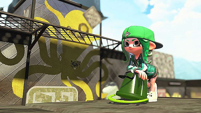 Un personaje de Splatoon posa con el Slosher.