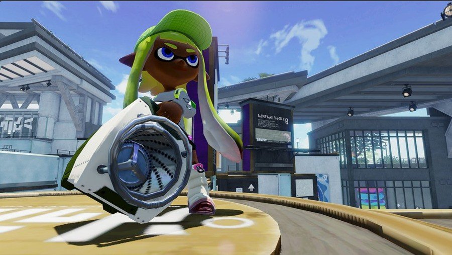 Un desafiante personaje de Splatoon sosteniendo una Sloshing Machine. 