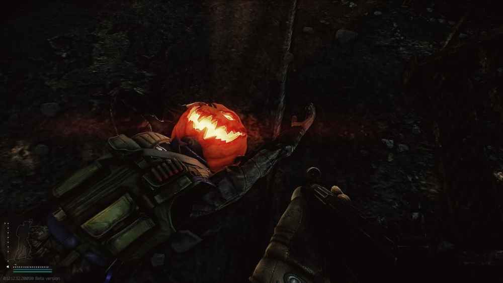 Imagen de un carroñero muerto con el casco de calabaza táctico Jack-o'-Lantern