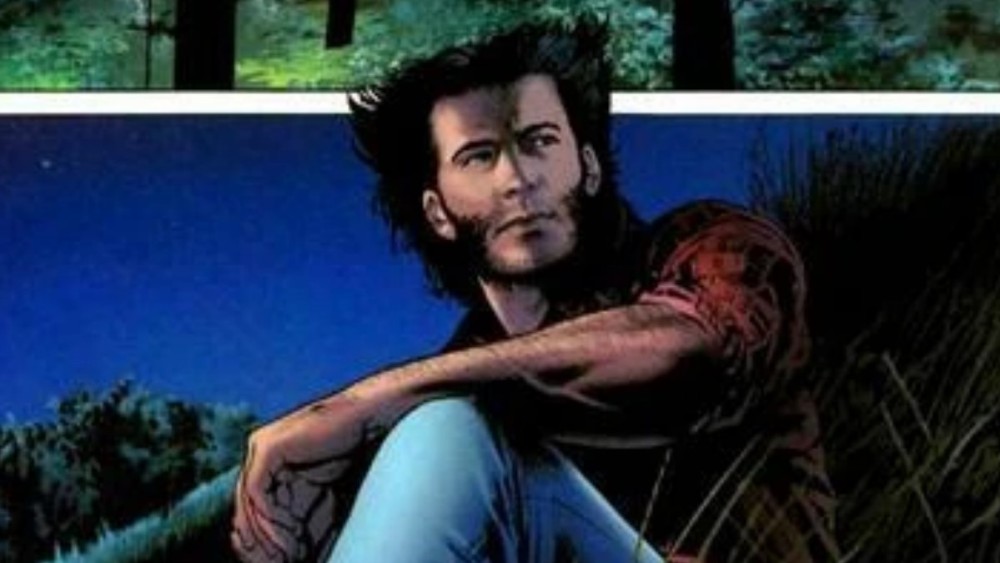 Comics Wolverine, con una camisa roja y jeans azules, mirando hacia un lado mientras se sienta. 