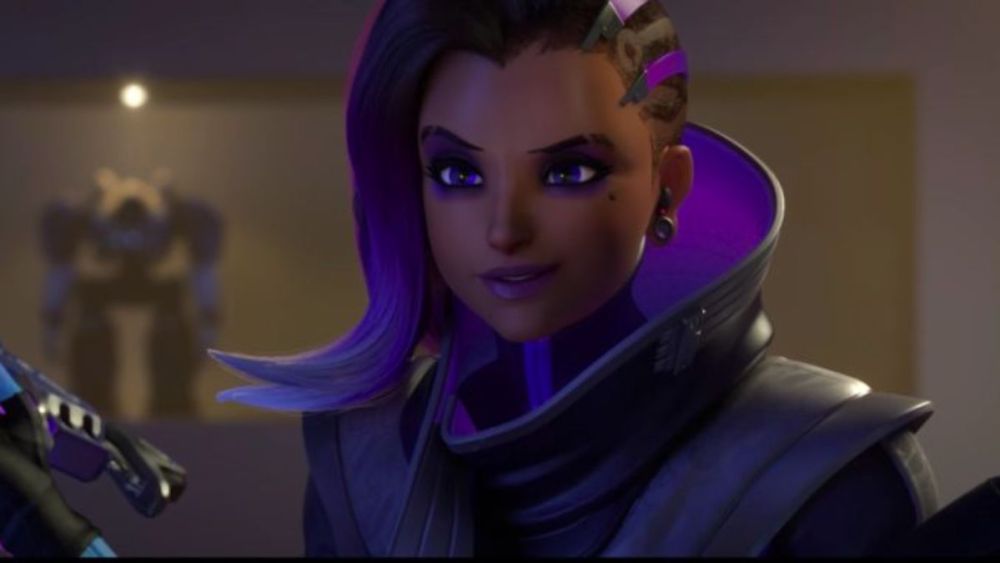 Sombra sosteniendo su arma y sonriendo