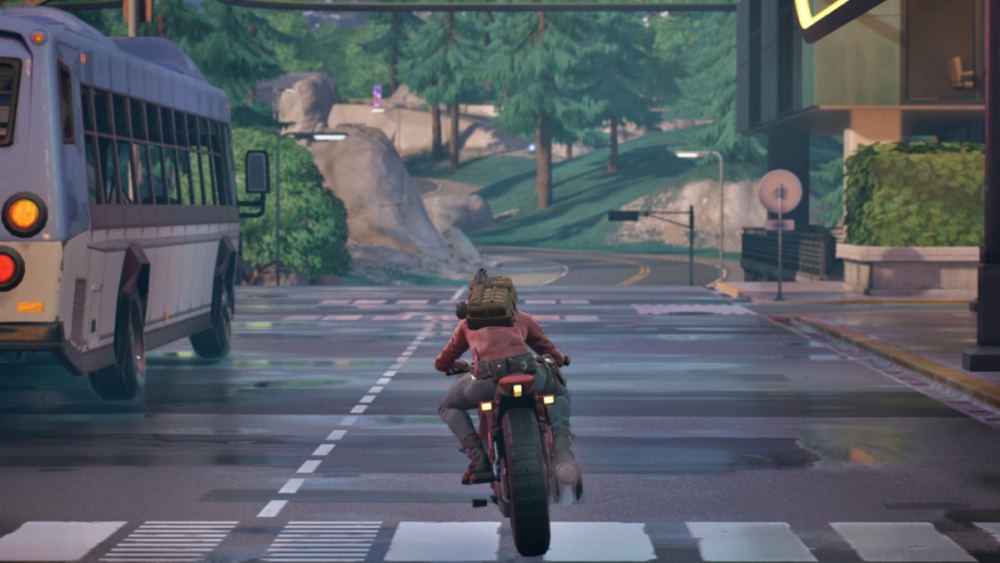 Claire Redfield montando una moto en Fortnite.