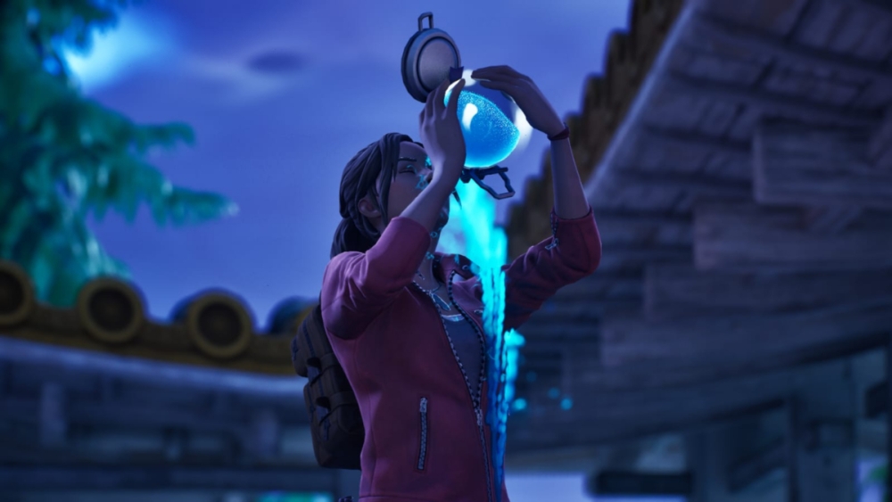 Claire Redfield bebiendo una poción de escudo en Fortnite.