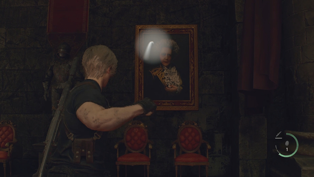 Resident Evil 4 Remake León preparándose para lanzar un huevo para desfigurar el retrato de Ramón.