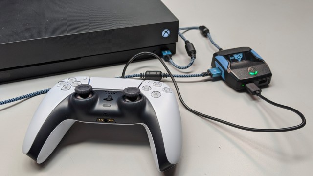 Cronus Zen usado en un controlador PS5