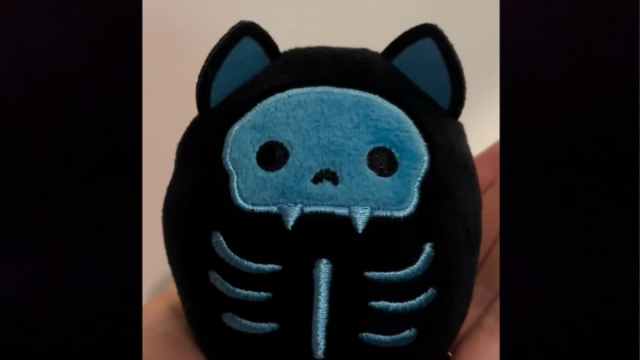 Esqueleto de gato Squishmallow Happy Meal