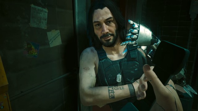 Johnny ayuda a V a usar el teléfono antiguo en Cyberpunk 2077: Phantom Liberty.