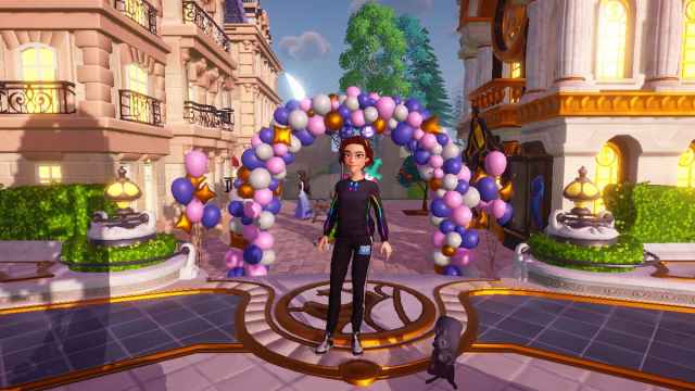 Celebración del arco de globos y grupos en Disney Dreamlight Valley 