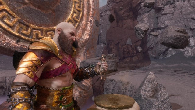 Kratos sosteniendo la estatua de Pandora en la escena de la historia de God of War Ragnarok Valhalla