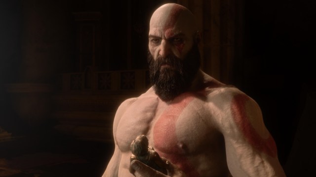 Kratos sosteniendo la estatua de Pandora mientras contempla la esperanza durante el final de God of War Ragnarok Valhalla