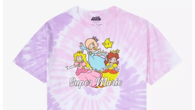 Una camiseta que representa a la princesa Peach, Rosalina y Luma, y ​​a la princesa Daisy, posiblemente diciendo 