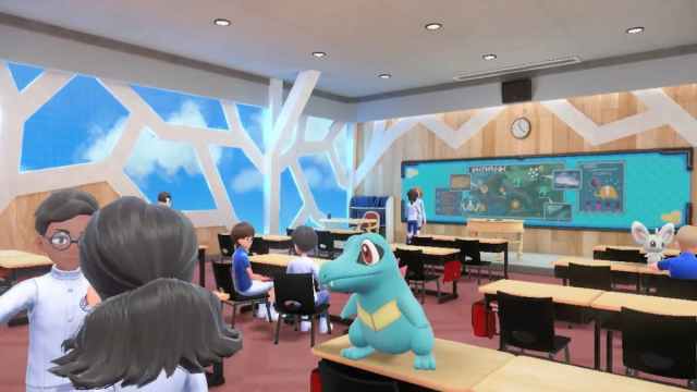 Una escena de Pokémon Scarlet Violet Indigo Disk, que muestra a Totodile de pie sobre una mesa.