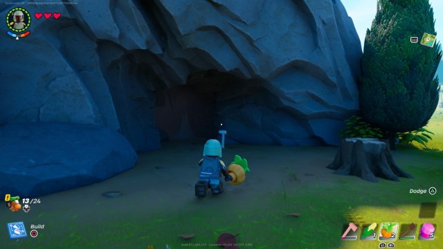 El personaje del jugador corriendo por una cueva en LEGO Fortnite.