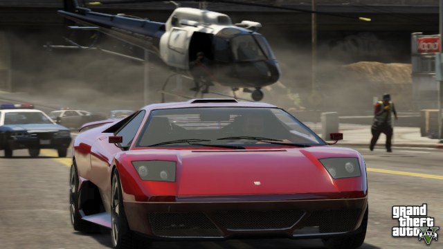 Un coche huyendo de un helicóptero en GTA 5.