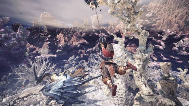 Un personaje jugador balanceándose hacia un monstruo en Monster Hunter World