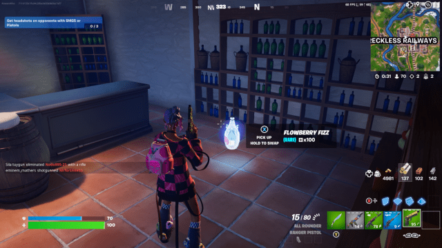 Personaje de Fortnite a punto de recoger una botella de Flowberry Fizz