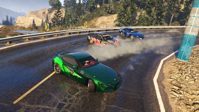 Tres coches a la deriva en una carrera de GTA Online