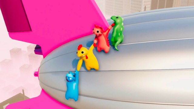 Personnages sur le point de tomber d'un dirigeable dans Gang Beasts.