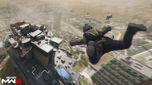 Un operador lanzándose en paracaídas sobre un edificio en MW3.