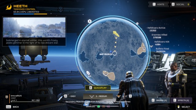 Jugador mirando el mapa planetario con niveles de dificultad Helldivers 2 en la parte inferior de la pantalla.