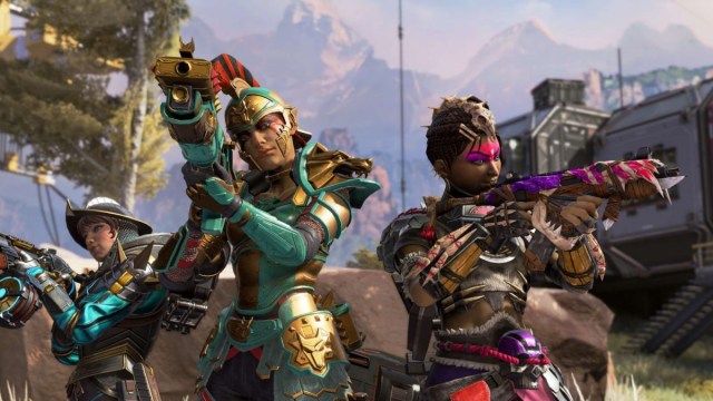 Tres personajes apuntando armas en Apex Legends.