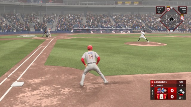 Un jardinero esperando un lanzamiento en MLB The Show 24.