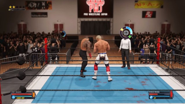 Roman Reigns y Cody Rhodes intercambian golpes en WWE 2K24