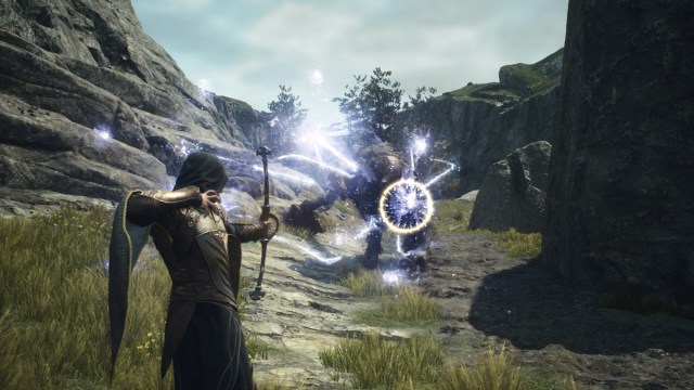 Un arquero lanzando un hechizo con una flecha en Dragon's Dogma 2.