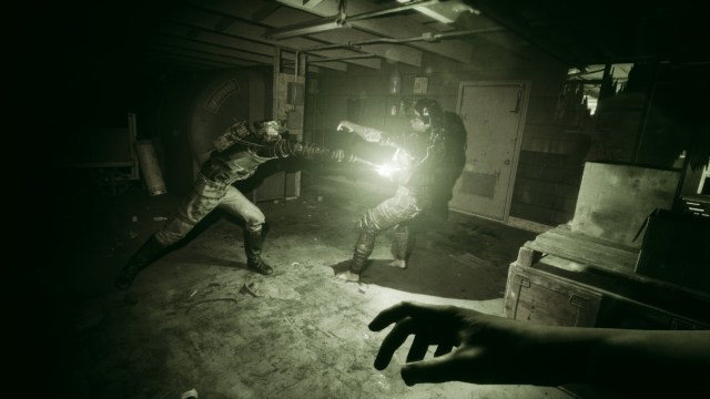 Un monstruo que ataca a un superviviente en The Outlast Trials.