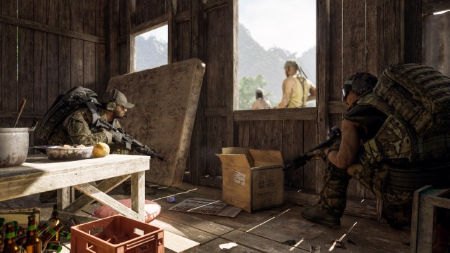 Personajes escondidos en una cabaña en Gray Zone Warfare.