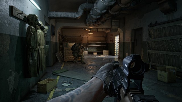 Un soldado apuntando con un arma en un pasillo en Gray Zone Warfare.