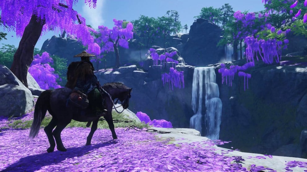 El personaje del jugador montando a caballo en Ghost of Tsushima.
